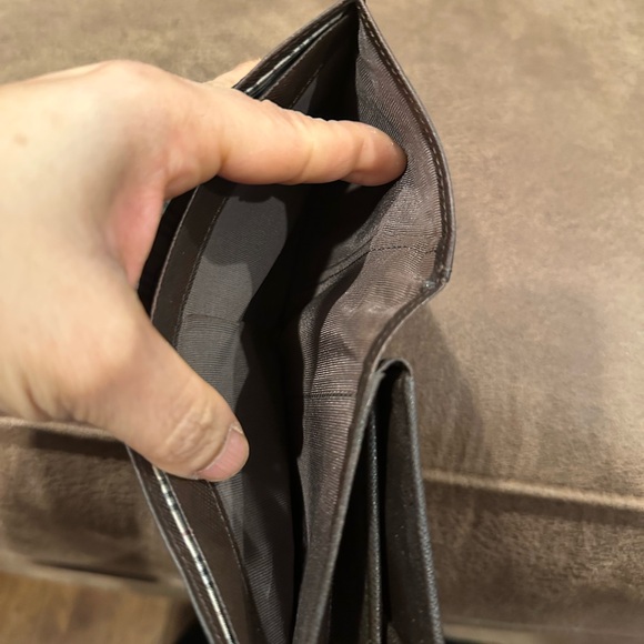 Black Compact Wallet with Textured Leather Design - Picture 12 of 15